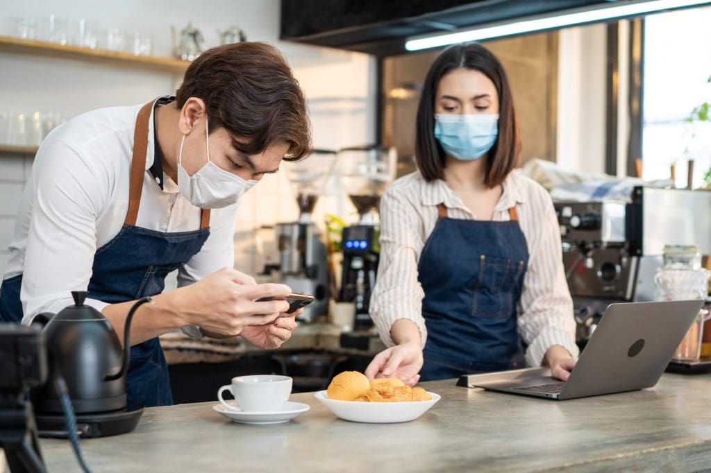 Baristas tomando fotografía de producto