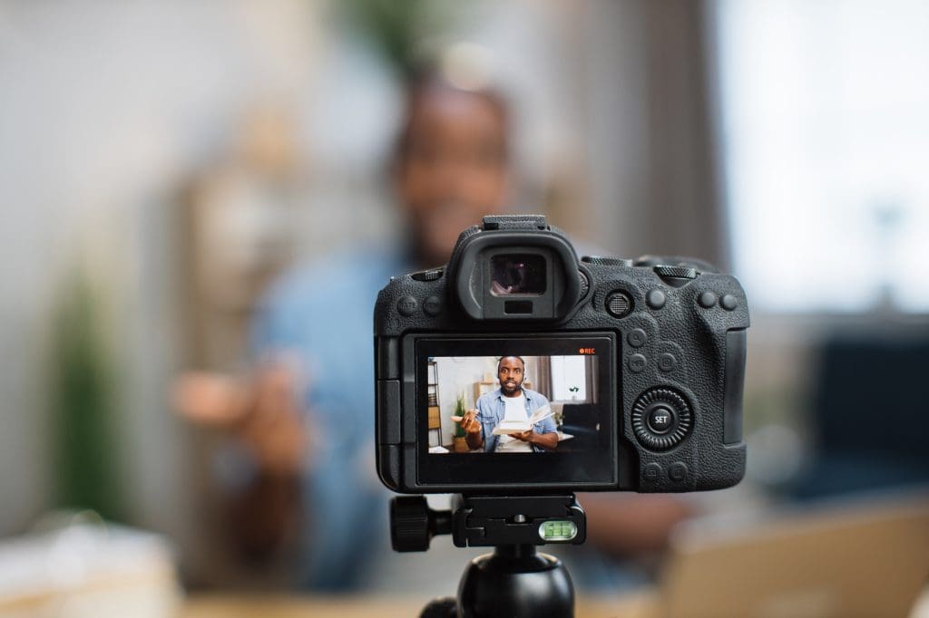 cámara moderna mirrorless, sabiendo qué cámara comprar en 2025