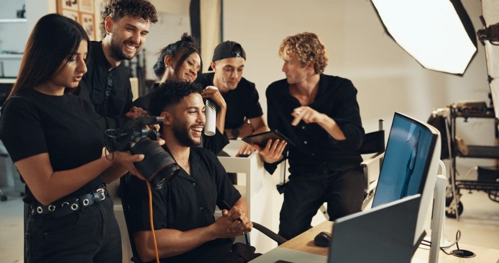 Profesionales de la fotografía detrás de cámaras hablando entre ellos