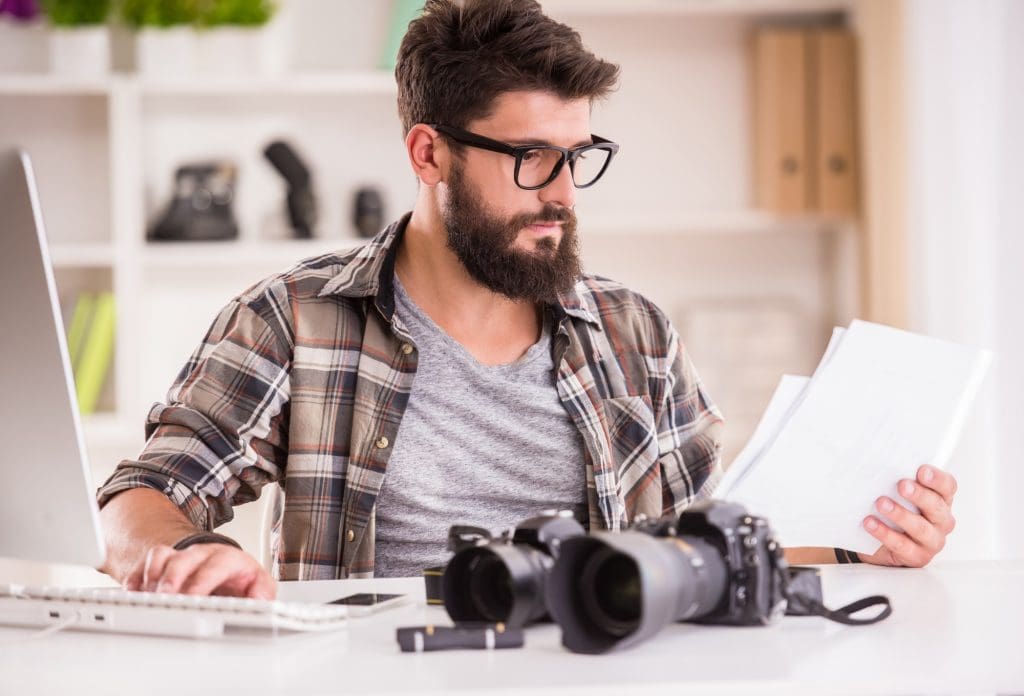 Fotografo analizando tarifas de servicios creativos
