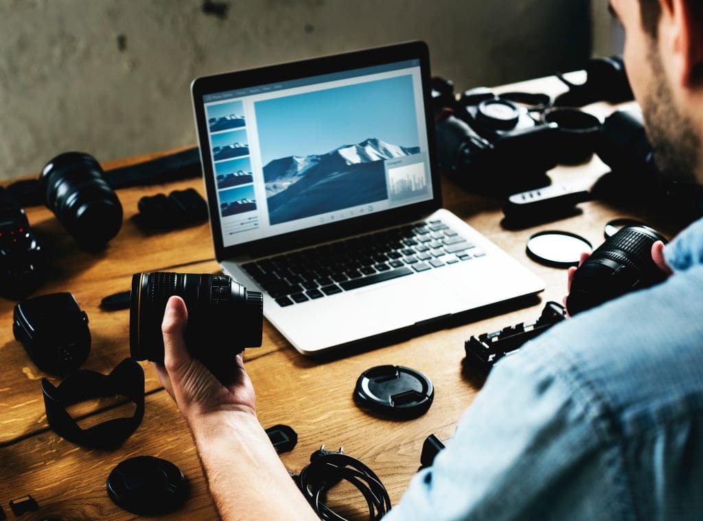 Fotografo analizando valor vs. costo de su trabajo