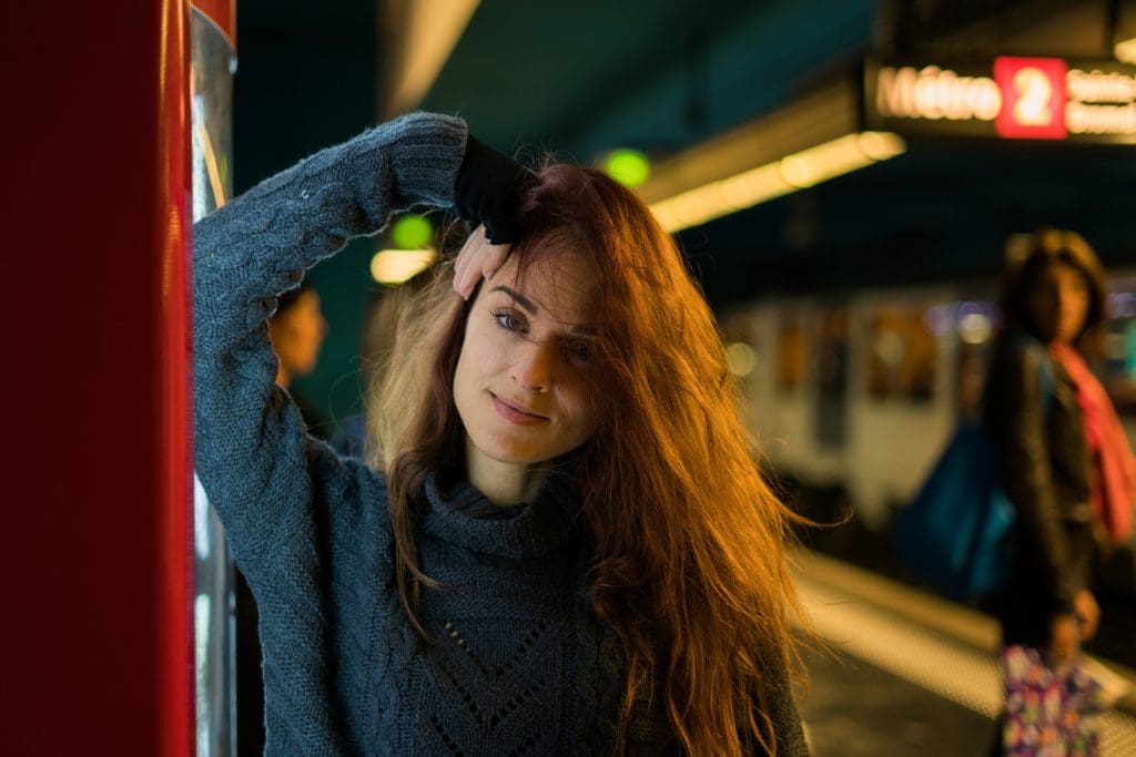 fotografía de retrato a mujer joven francesa en estación de metro